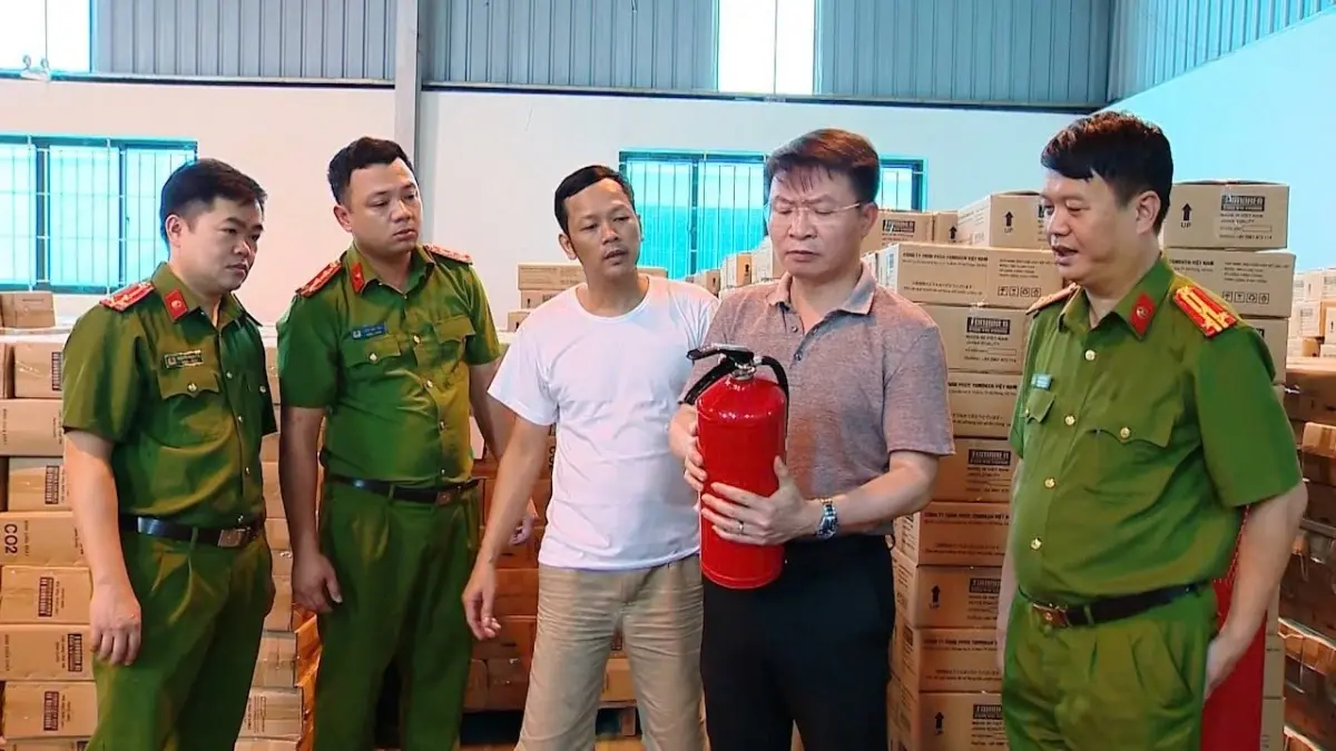 Thiếu tướng Nguyễn Minh Tuấn, Giám đốc Công an tỉnh Phú Thọ trực tiếp chỉ đạo lực lượng chức năng tiến hành kiểm tra, khám xét tại kho hàng của Công ty TNHH TOMOKEN Việt Nam. Ảnh: Công an tỉnh Phú Thọ.